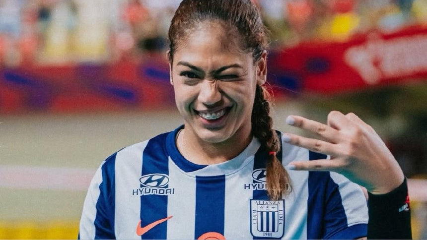 Yanlis Féliz se tatúa el trofeo y la fecha del tricampeonato de Alianza Lima