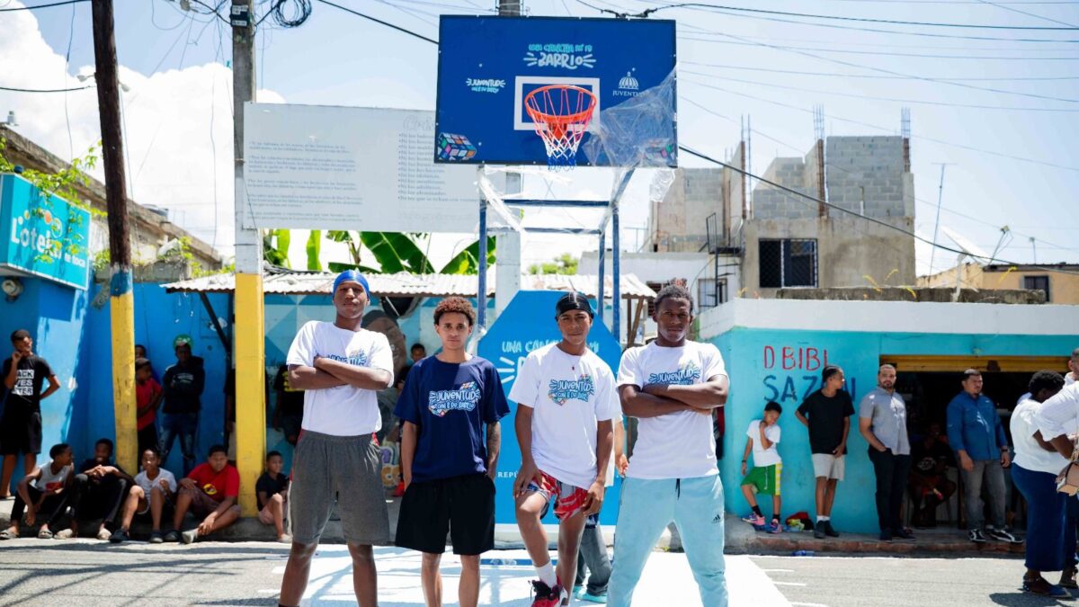 Jóvenes de Haina reciben nuevos espacios deportivos a través de “Una Cancha Pa’ mi Barrio”