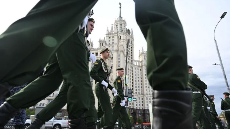 Rusia celebra desfile del Día de la Victoria más sobrio al tiempo que entra en vigor alto el fuego temporal con Ucrania