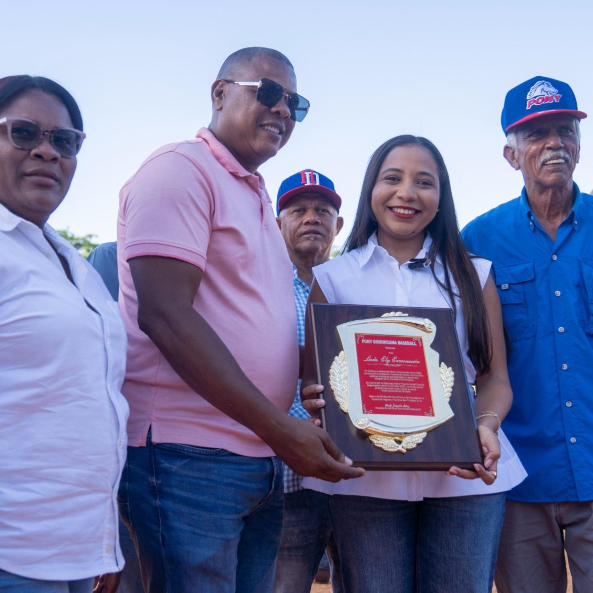 Ely Encarnación recibe reconocimiento por sus aportes al deporte