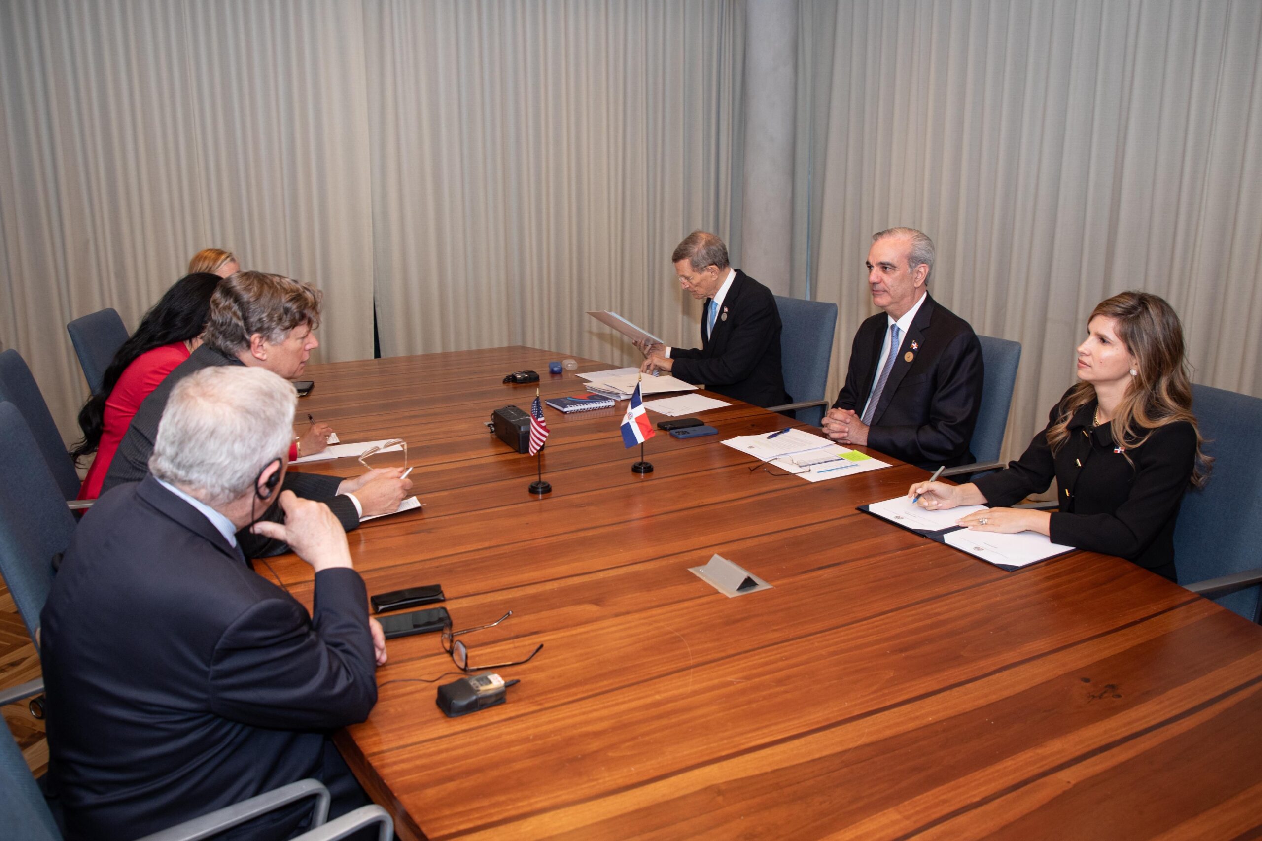 Presidente Abinader se reúne con con el presidente del Estado de Israel, Isaac Herzog, y con el subsecretario de Estado de EEUU, Christopher Landau, durante el ceremonial de traspaso de poder a la mandataria de Costa Rica, Laura Fernández Delgado