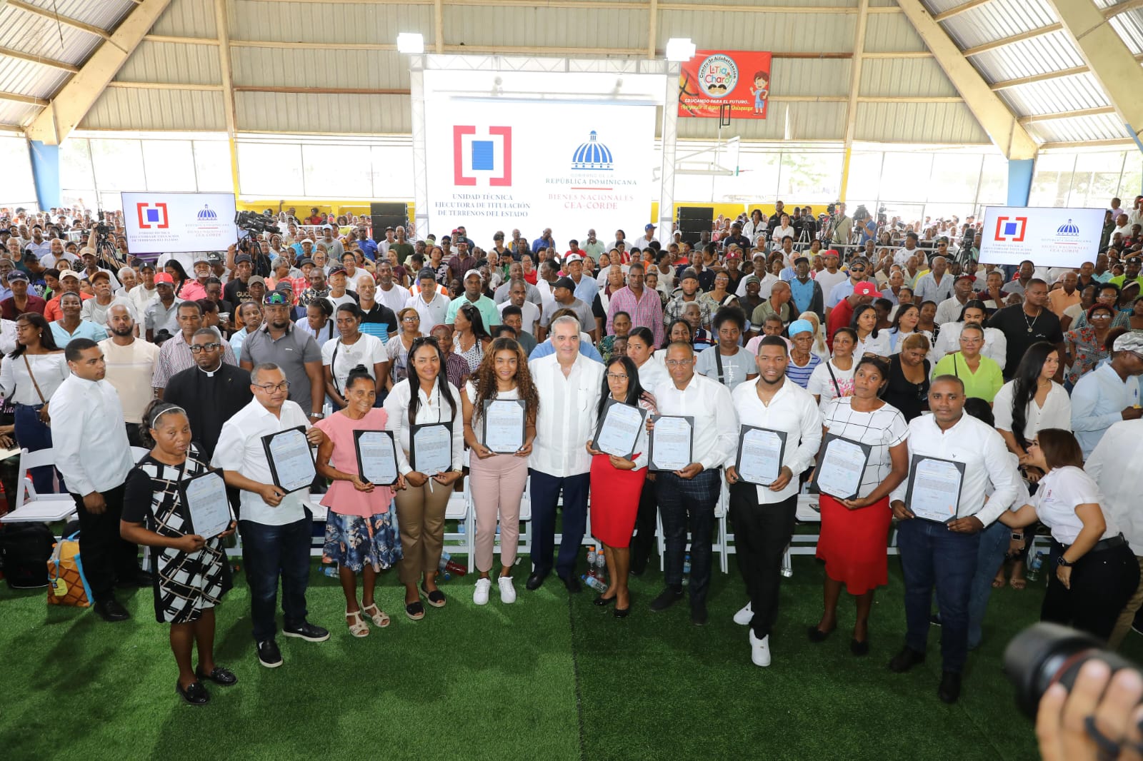 Presidente Abinader entregará títulos de propiedad, tres techados escolares y remozamiento de club Los Cachorros este domingo