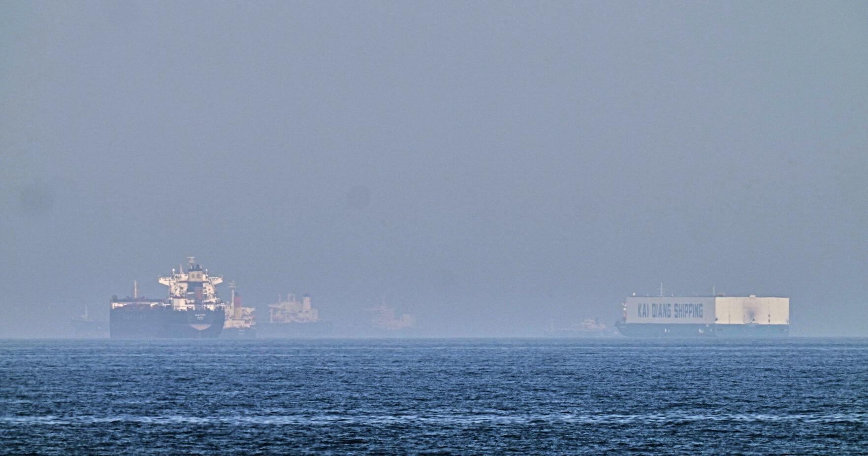 Ataque a carguero frente a la costa de Qatar pone a prueba el cese al fuego con Irán