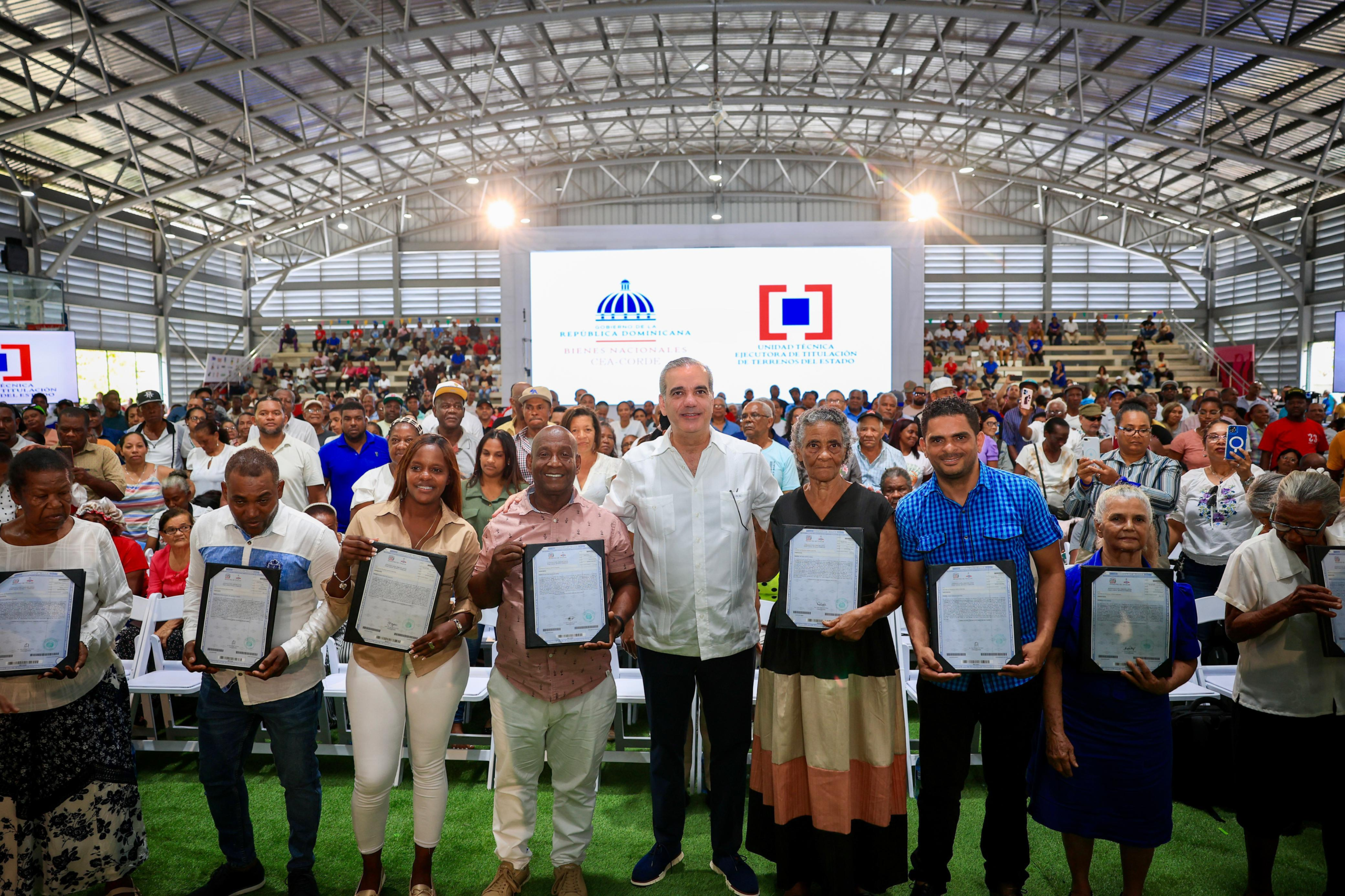 Presidente Abinader entrega 1,500 títulos de propiedad en Nuevo Domingo Savio y eleva a 3,500 los certificados otorgados