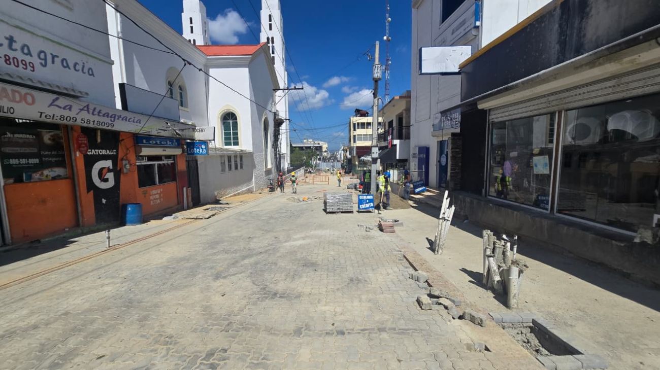 Dirección de Desarrollo Provincial supervisa fase final del adoquinado de los primeros tramos de la calle del Sol