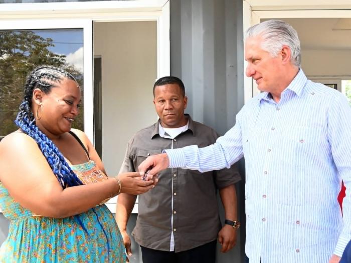 Dos jóvenes madres son las beneficiarias de las primeras casas modulares a partir de contenedores inauguradas en La Habana