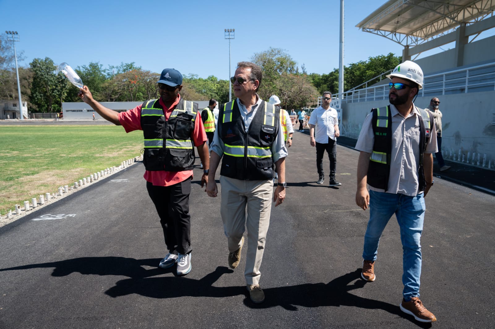Ministro Ito Bisonó recorre y supervisa trabajos en el Centro Olímpico